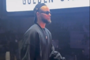 开云官方登录入口-大战在即很松弛库里赛前入场穿搭 鸭舌帽反戴&amp;墨镜上阵