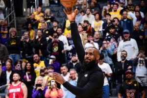 开云登录入口-湖人官方：詹姆斯被升级为可以出战今日对阵勇士的比赛