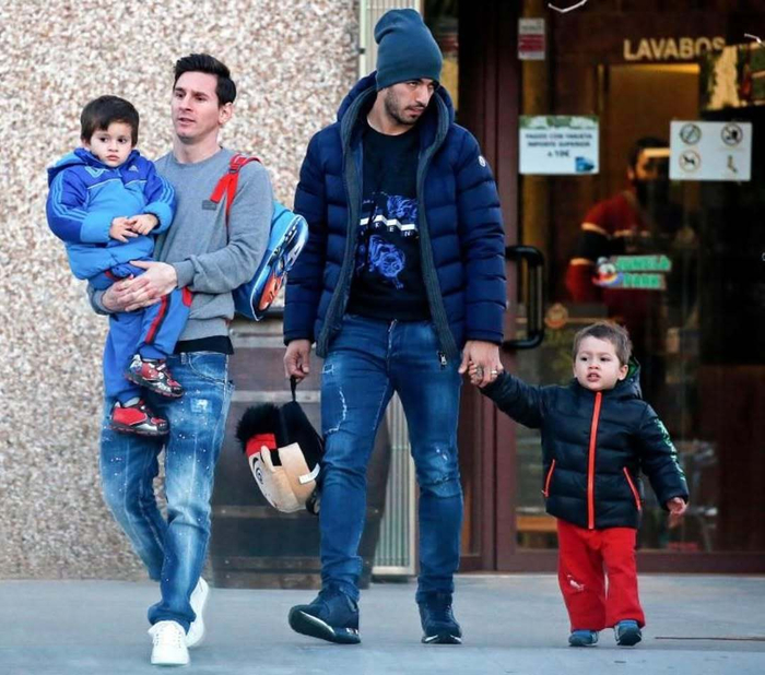 开云官方登录入口-巴萨球员Leo与Thiagui、Luis与Benja亮相|巴塞罗那|莱昂内尔·梅西|梅西_新浪体育_新浪新闻